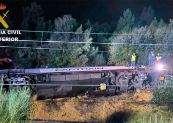 Descarrila un tren de mercancías de As Neves y su maquinista queda atrapado