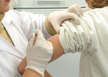 La ola de gripe continúa en Galicia con intensidad baja pero con tendencia creciente