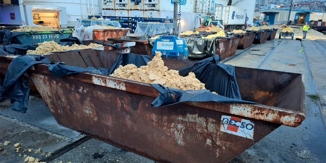 La limpieza del vertido de aceite en la ría de Vigo se centra en dos zonas: Moaña y dársena de Guixar