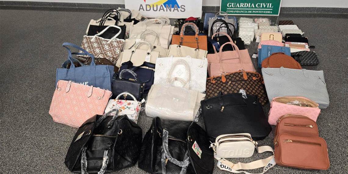 Intervenidos en el Puerto de Vigo tres contenedores con 60.000 bolsos falsificados