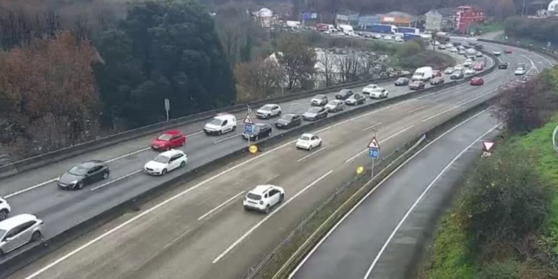 Atasco kilométrico en la A-55 en sentido Vigo por un accidente múltiple en Mos