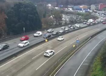 Atasco kilométrico en la A-55 en sentido Vigo por un accidente múltiple en Mos