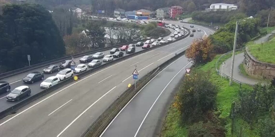Un accidente de tráfico causa importantes retenciones en la A-55 en Mos en sentido Vigo