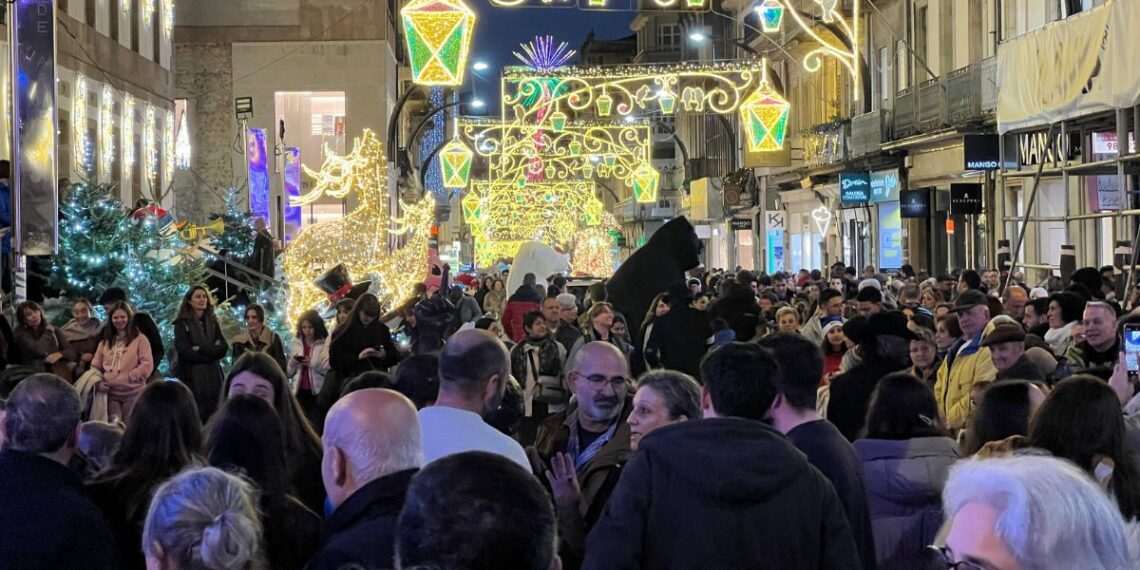 El buen tiempo deja calles llenas, aparcamientos completos y mucha vida en la Navidad de Vigo