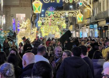 El buen tiempo deja calles llenas, aparcamientos completos y mucha vida en la Navidad de Vigo