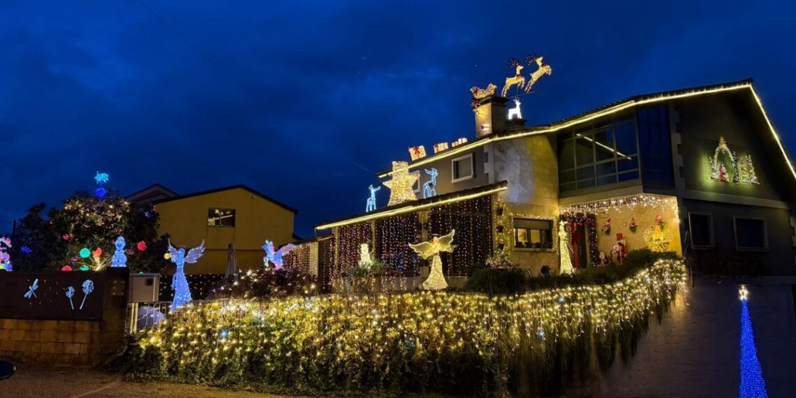 Budiño acoge la auténtica casa de la Navidad de O Porriño con un trineo mágico que causa "furor"