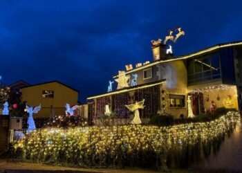 Budiño acoge la auténtica casa de la Navidad de O Porriño con un trineo mágico que causa "furor"