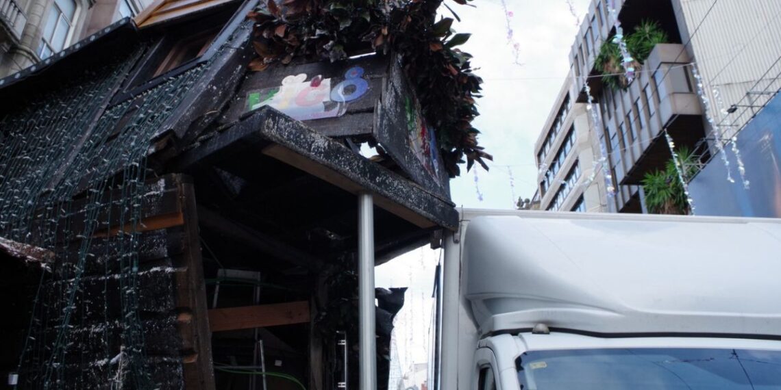 Un furgón se empotra contra la casa de Papá Noel de Vigo y obliga a cerrarla temporalmente