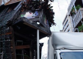 Un furgón se empotra contra la casa de Papá Noel de Vigo y obliga a cerrarla temporalmente