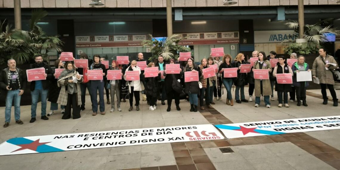Trabajadoras del SAF y residencias abandonan el Concello de Vigo tras encerrarse 8 horas