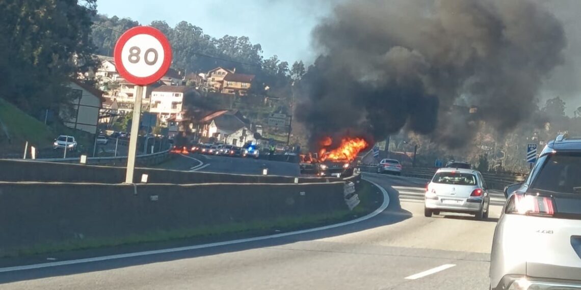 Colas kilométricas a la salida de Vigo por un coche ardiendo en la A-55