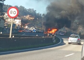 Colas kilométricas a la salida de Vigo por un coche ardiendo en la A-55
