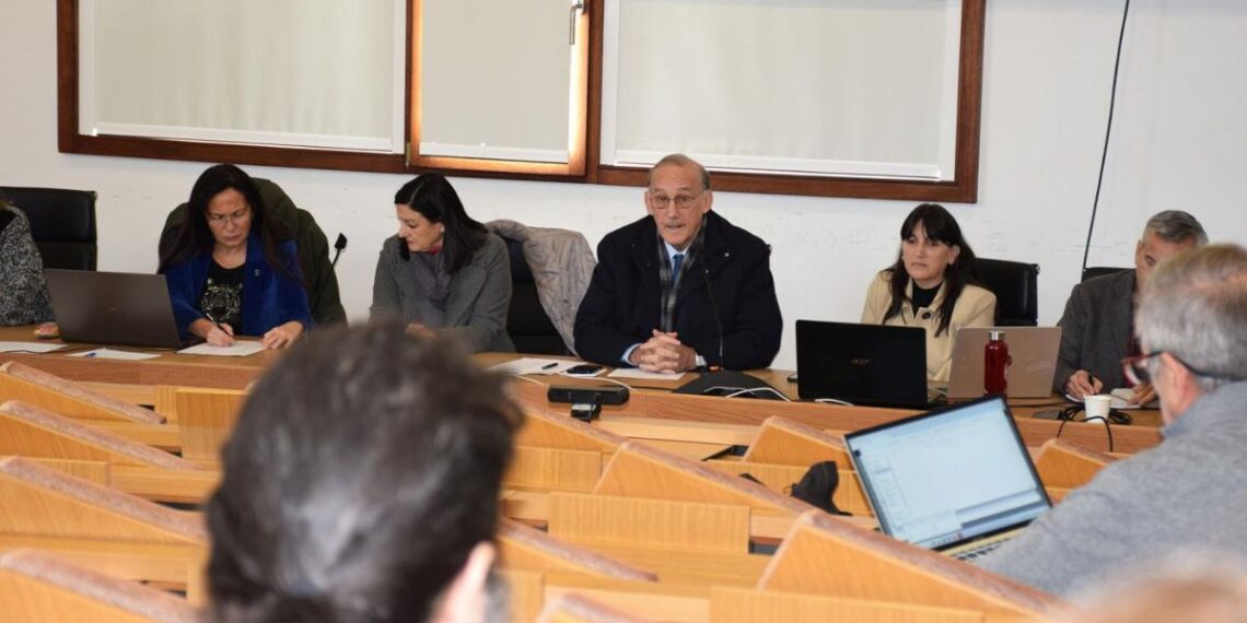 La UVigo no vota el acuerdo de descentralización de Medicina y sigue tramitándolo como título propio