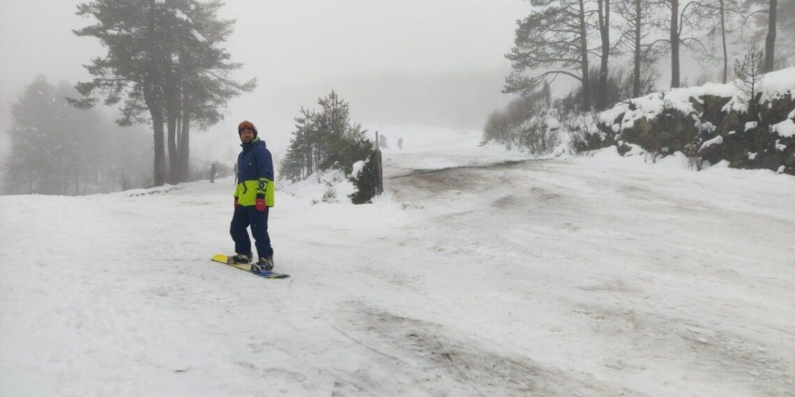 Galicia disfruta de una nueva jornada de esquí tras abrir la estación de montaña Manzaneda