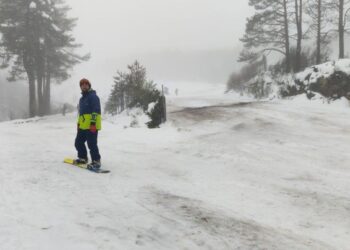Galicia disfruta de una nueva jornada de esquí tras abrir la estación de montaña Manzaneda