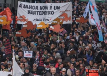 Miles de personas vuelven a manifestarse en Galicia contra Altri en una protesta masiva