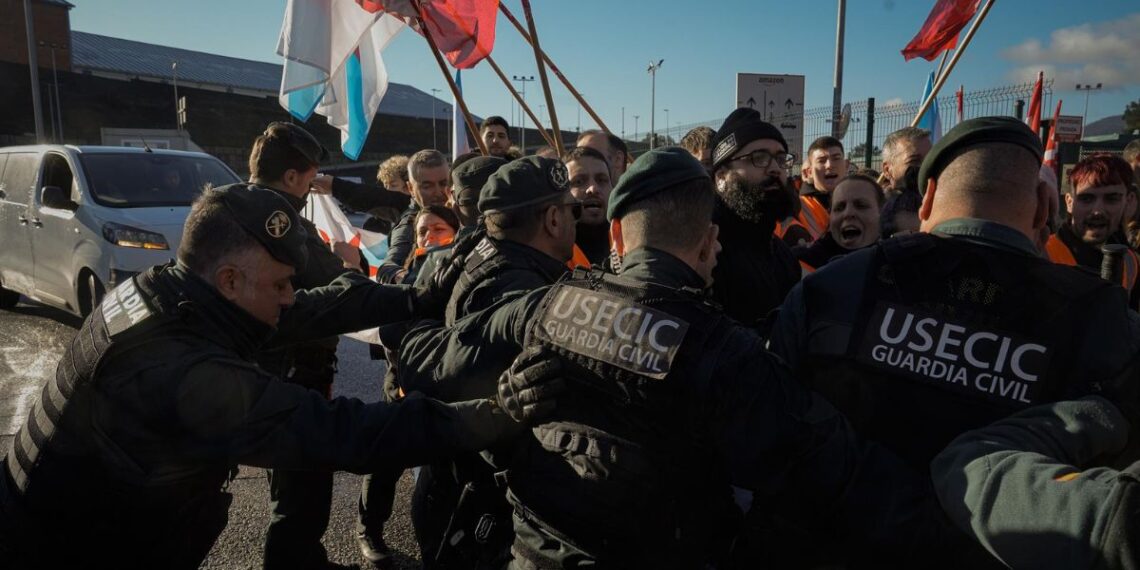 Tensión en la manifestación de trabajadores de Amazon en O Porriño antes de Navidad