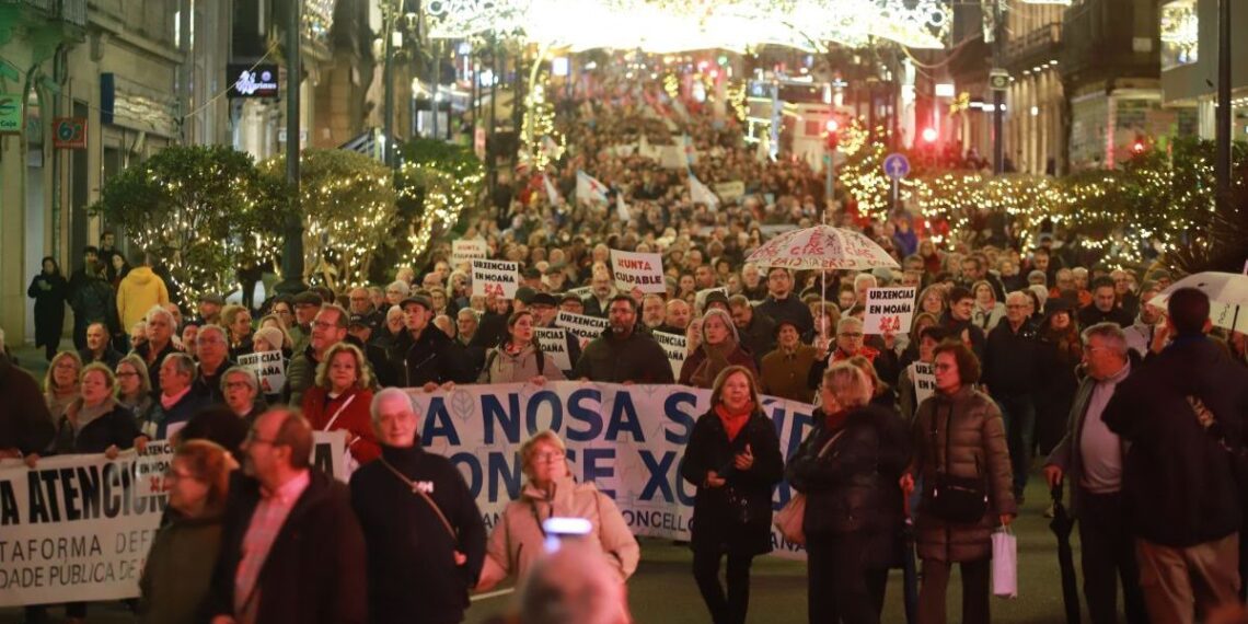 Miles de personas salen a la calle en Vigo para reclamar la "reconstrucción" del área sanitaria