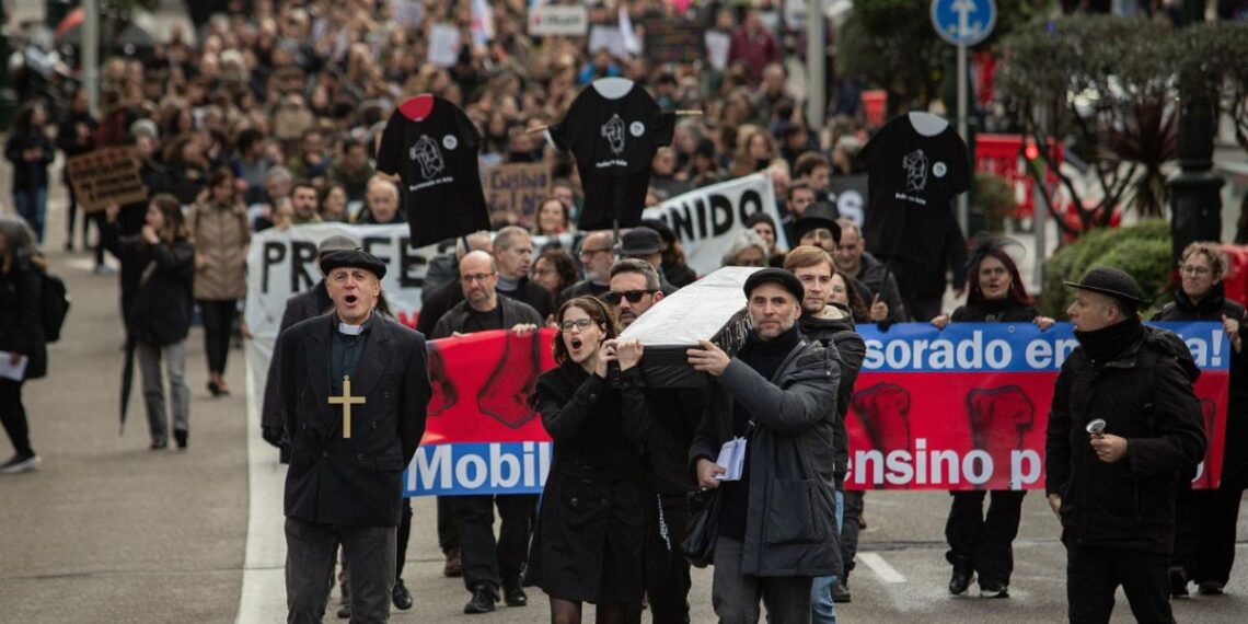 Los profesores salen a la calle en Vigo en una 'marcha fúnebre' para reclamar mejoras a la Xunta