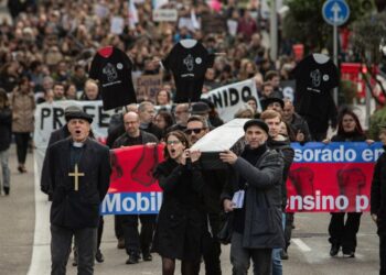 Los profesores salen a la calle en Vigo en una 'marcha fúnebre' para reclamar mejoras a la Xunta