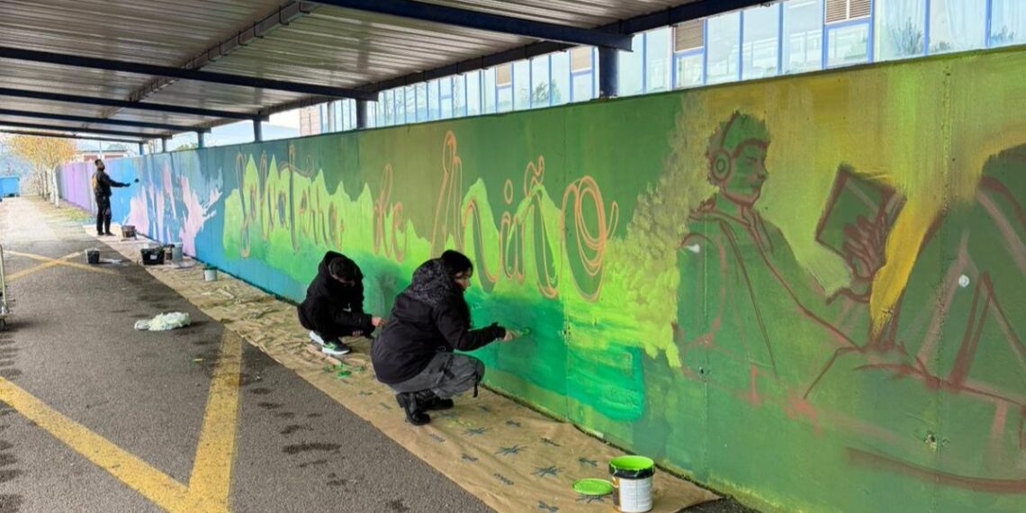 Salvaterra cambia la estética y llena de color de la entrada de su instituto con un mural