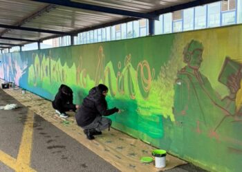 Salvaterra cambia la estética y llena de color de la entrada de su instituto con un mural