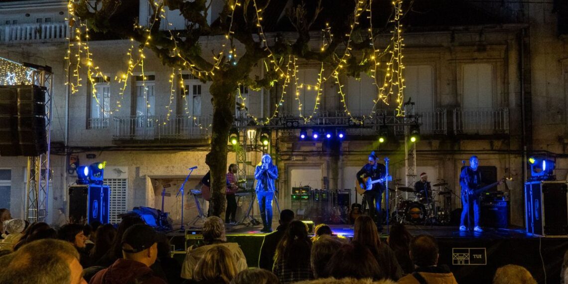 La música invade la Navidad en Tui con actuaciones de rondallas, corales y charangas y una verbena
