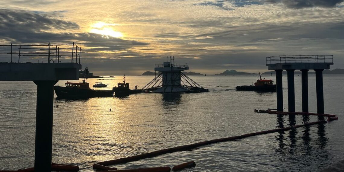 Vigo arranca la colocación de las pasarelas para el nuevo visor submarino de Bouzas