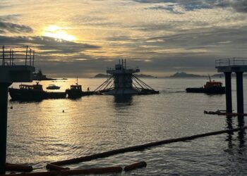 Vigo arranca la colocación de las pasarelas para el nuevo visor submarino de Bouzas