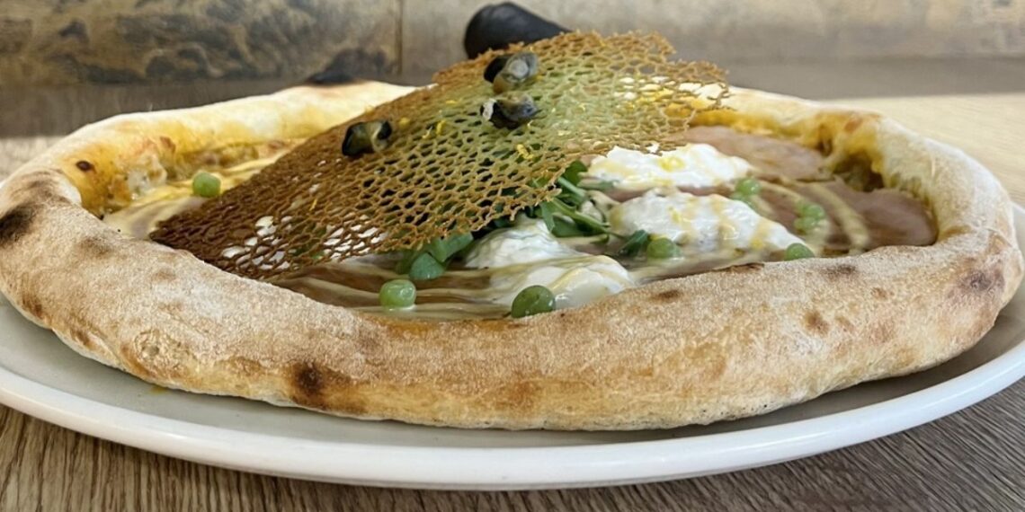 Una pizza de Cangas arrasa en España por su 'sabor de mar' con masa de algas, cremoso de erizo y más