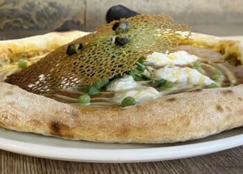 Una pizza de Cangas arrasa en España por su 'sabor de mar' con masa de algas, cremoso de erizo y más