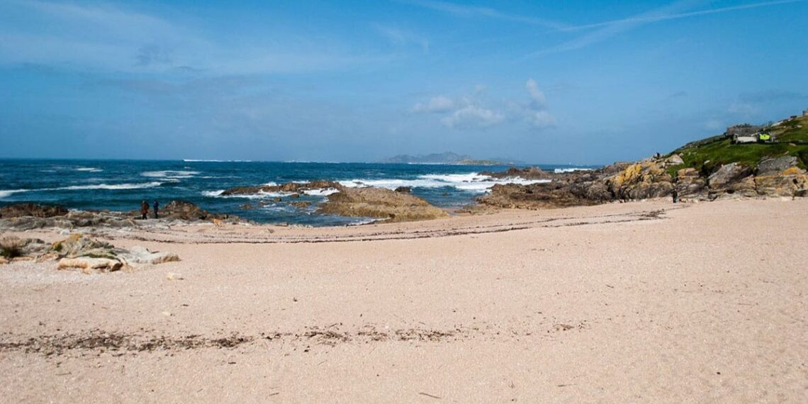 Muere una mujer tras ser arrastrada por el mar en Baiona