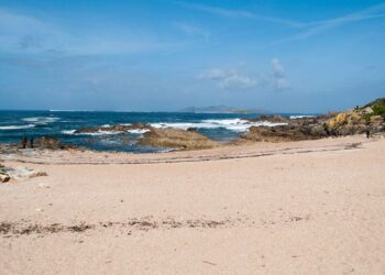 Muere una mujer tras ser arrastrada por el mar en Baiona