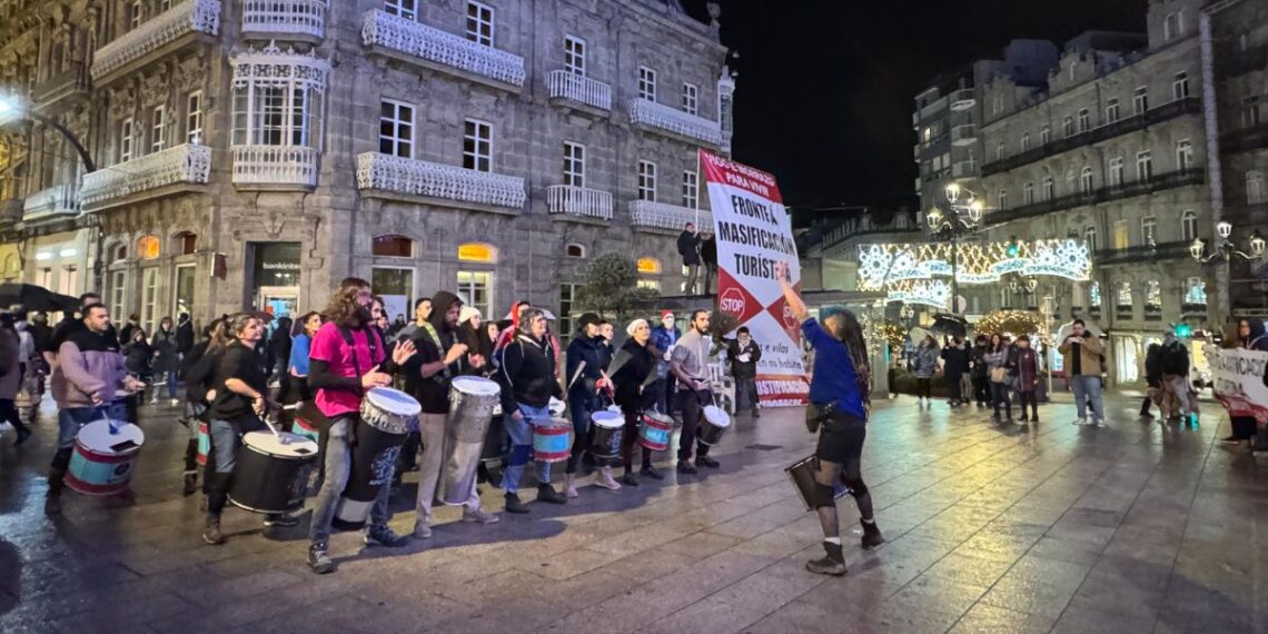Una batucada toma el corazón de la Navidad de Vigo para protestar por "el fenómeno de las luces"