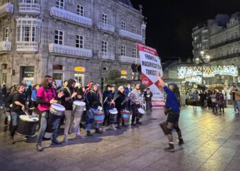 Una batucada toma el corazón de la Navidad de Vigo para protestar por "el fenómeno de las luces"