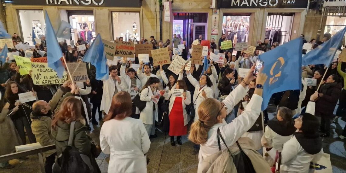Centenares de médicos reclaman en Vigo un estatuto propio: "No queremos atenderos mal"