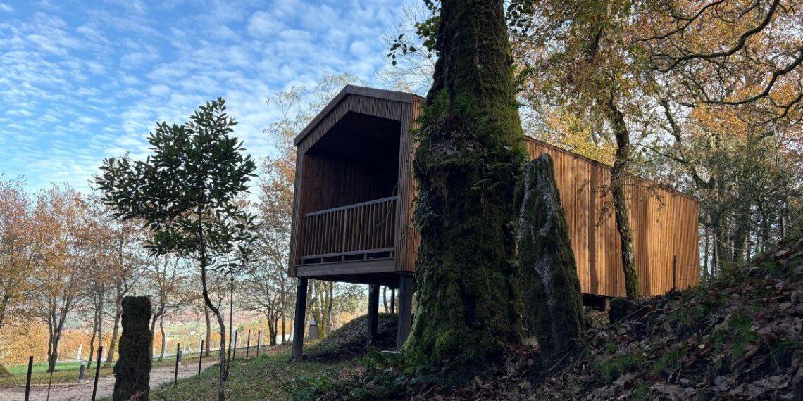De estilo nórdico, con estufa y entre carballos, así son las cabañas que abrirán en 2026 a un paso de Vigo