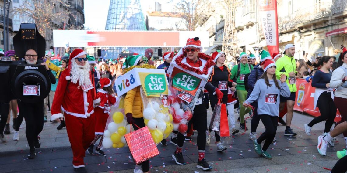 Miles de vigueses cierran el año en la carrera más divertida y atrevida del 2025, la San Silvestre