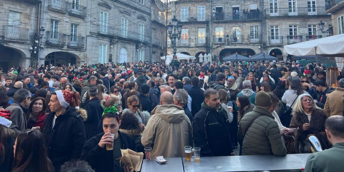 Vigo adelanta la fiesta con una multitudinaria "Tardevieja" que llena calles y plazas del Casco Vello