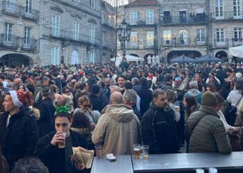 Vigo adelanta la fiesta con una multitudinaria "Tardevieja" que llena calles y plazas del Casco Vello