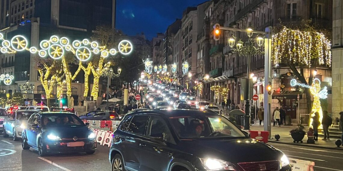 Lleno en la Navidad de Vigo en una jornada con parkings repletos y calles abarrotadas