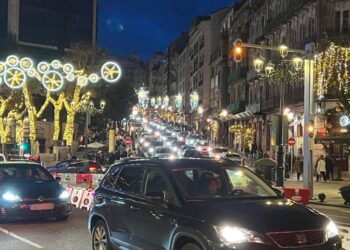 Lleno en la Navidad de Vigo en una jornada con parkings repletos y calles abarrotadas