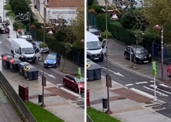 Una hilera de coches convierte una acera de Vigo en un particular "atajo" ante una avería