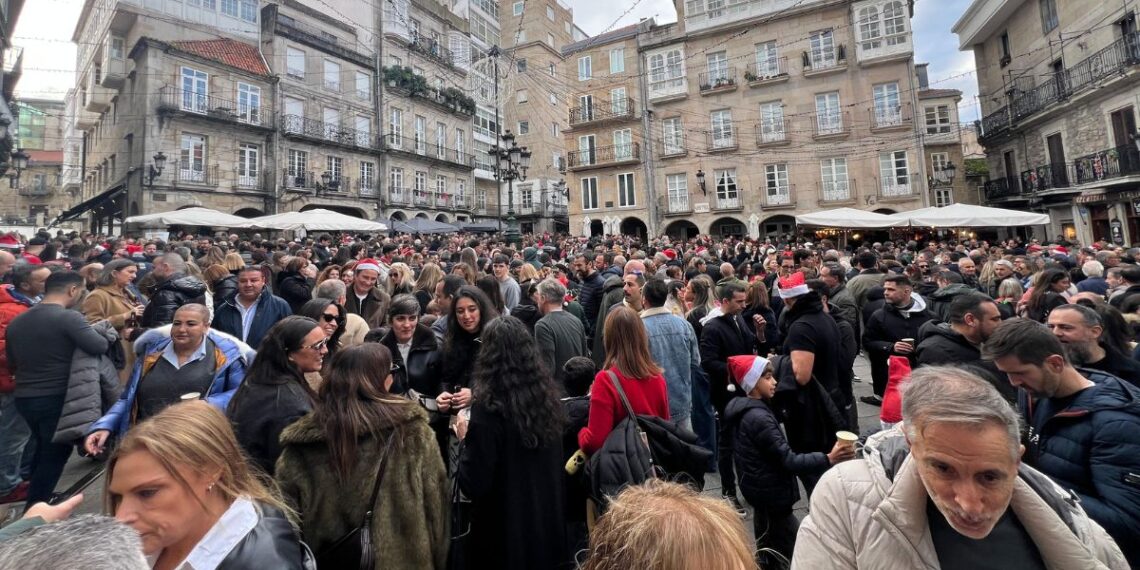El Casco Vello de Vigo se convierte en un fiestón por la "tardebuena" con miles de personas