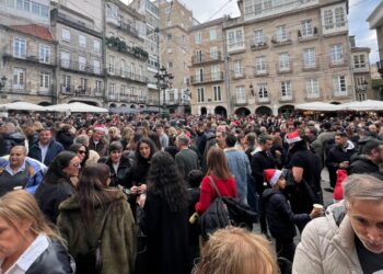 El Casco Vello de Vigo se convierte en un fiestón por la "tardebuena" con miles de personas