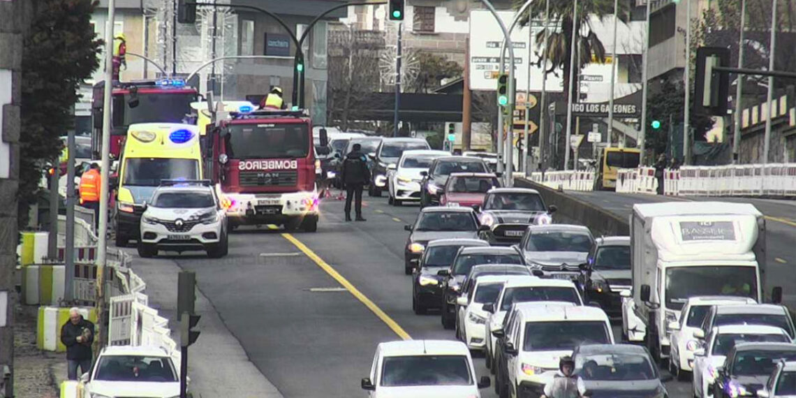 Movilizan a los bomberos de Vigo tras un accidente con un coche volcado en la Avenida de Madrid