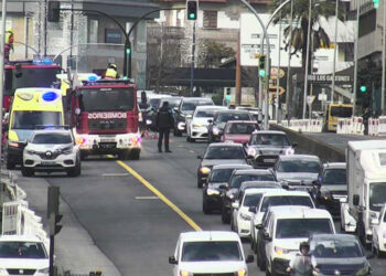 Movilizan a los bomberos de Vigo tras un accidente con un coche volcado en la Avenida de Madrid