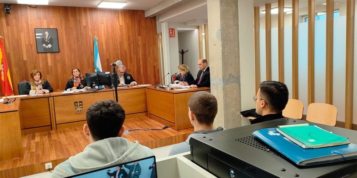 Tres acusados de dar una paliza a dos jóvenes en el centro de Vigo aceptan 7 meses y 2 años de cárcel