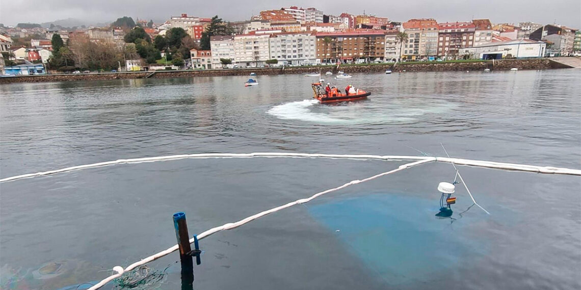 Un buque bateeiro se hunde en Moaña y obliga a desplegar barreras anticontaminación en la ría de Vigo