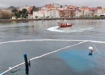 Un buque bateeiro se hunde en Moaña y obliga a desplegar barreras anticontaminación en la ría de Vigo